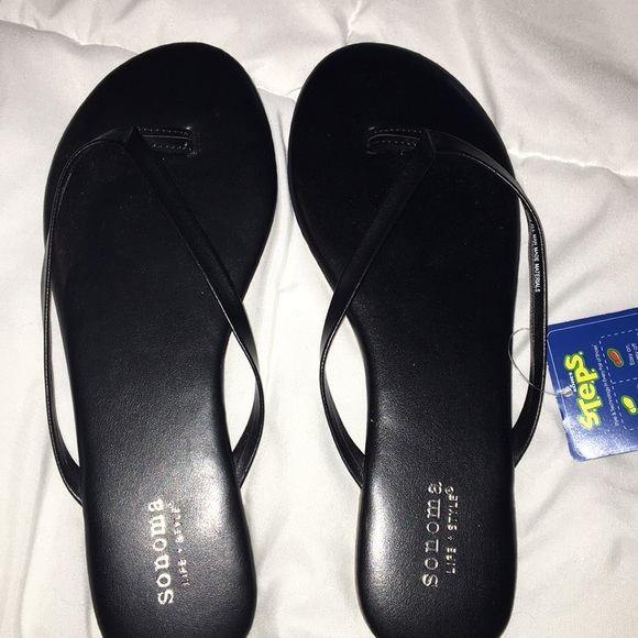 girls black flip flops